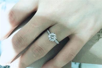 鉆戒是定制還是成品好？鉆戒買定制的還是買成品？