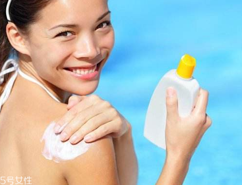 防曬霜為什么會(huì)刺激眼睛？防曬霜為什么會(huì)熏眼睛？