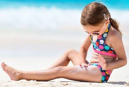 防曬霜為什么會(huì)刺激眼睛？防曬霜為什么會(huì)熏眼睛？