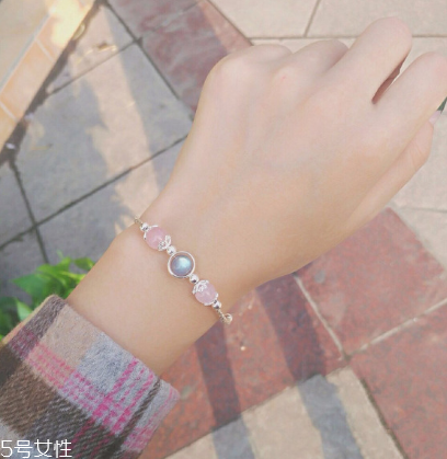 月光石手鏈?zhǔn)裁磧r(jià)位？月光石手鏈正品價(jià)格