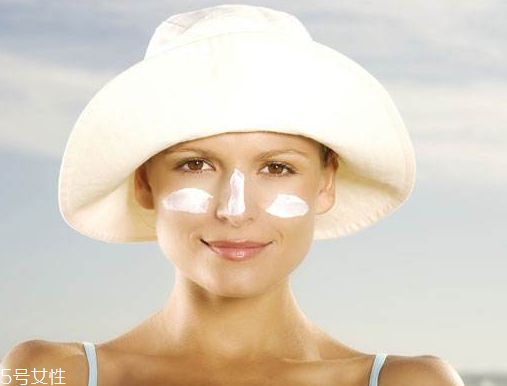 防曬霜對(duì)皮膚有傷害嗎？每天用防曬霜傷皮膚嗎？