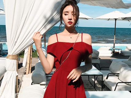 夏天穿什么顏色連衣裙好？夏天適合什么顏色連衣裙？