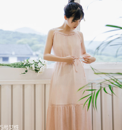 夏天穿什么顏色連衣裙好？夏天適合什么顏色連衣裙？