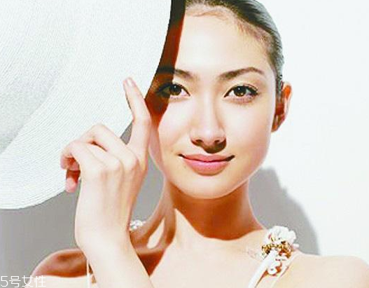 防曬霜里有熒光劑嗎？防曬霜含有熒光劑成分嗎？