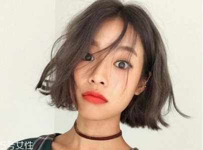 經(jīng)?；瘖y對(duì)皮膚有什么影響 經(jīng)常化妝對(duì)皮膚好嗎