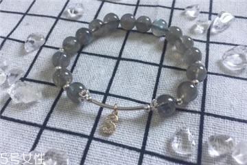 月光石是水晶嗎？月光石和水晶是一種嗎？