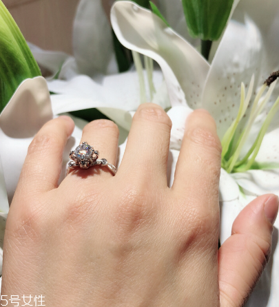 鉆戒洗手時用摘下來嗎？鉆戒可以戴著洗手嗎？