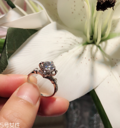 鉆戒洗手時用摘下來嗎？鉆戒可以戴著洗手嗎？