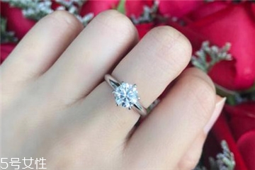 鉆戒洗手時(shí)用摘下來(lái)嗎？鉆戒可以戴著洗手嗎？