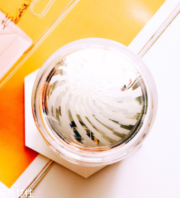 素顏霜是彩妝嗎？素顏霜屬于彩妝嗎？