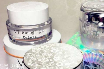 素顏霜涂完要不要打粉？擦素顏霜后要擦散粉嗎？