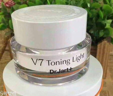 素顏霜涂完要不要打粉？擦素顏霜后要擦散粉嗎？