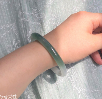 手鐲可以讓別人摸嗎？手鐲被別人摸了有影響嗎？