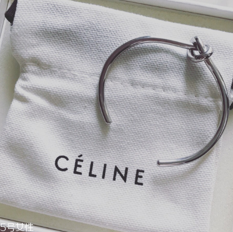 手鐲可以戴著洗澡嗎？手鐲洗澡要摘下嗎？