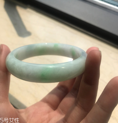 手鐲有裂紋還值錢嗎？手鐲有裂紋影響價(jià)格嗎？