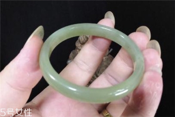 手鐲有裂紋還值錢嗎？手鐲有裂紋影響價(jià)格嗎？