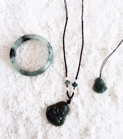 手鐲是玉的好還是翡翠的好？手鐲買玉的還是翡翠的？