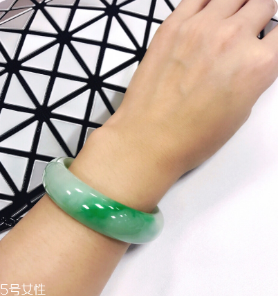 手鐲是玉的好還是翡翠的好？手鐲買玉的還是翡翠的？