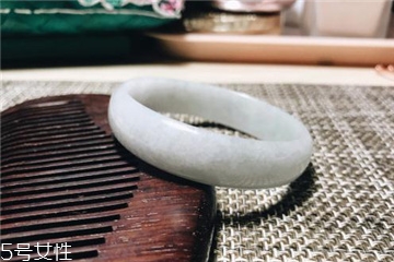 手鐲是玉的好還是翡翠的好？手鐲買玉的還是翡翠的？
