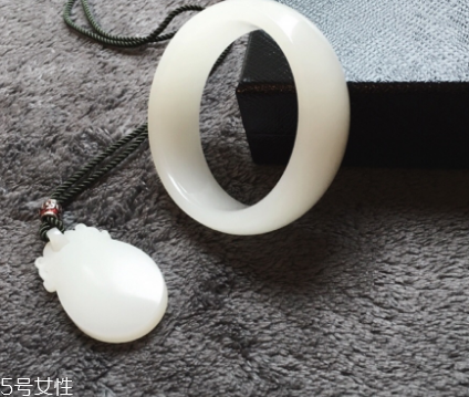 手鐲是圓的好還是扁的好？手鐲買圓的還是扁的？