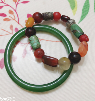 手鐲是圓的好還是扁的好？手鐲買圓的還是扁的？