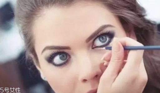 怎么看化妝品有沒有過期 化妝品壞掉的現(xiàn)象有哪些 怎么看化妝品有沒有過期 化妝品壞掉的現(xiàn)象有哪些