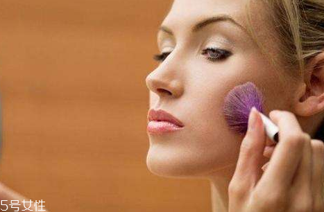 腮紅太紅了怎么辦？腮紅畫重了怎么辦？