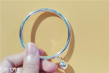 手鐲發(fā)黑是什么原因？手鐲為什么發(fā)黑？