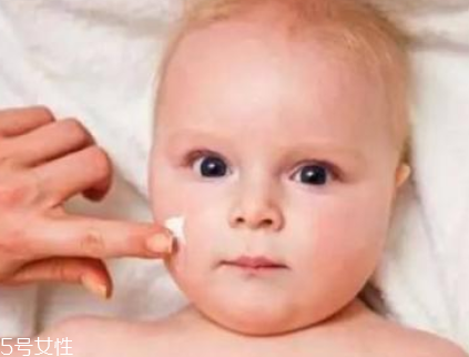 嬰兒乳液和寶寶潤膚霜哪個好？嬰兒乳液和寶寶潤膚霜區(qū)別