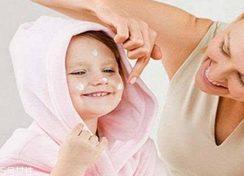 嬰兒乳液和寶寶潤膚霜哪個好？嬰兒乳液和寶寶潤膚霜區(qū)別