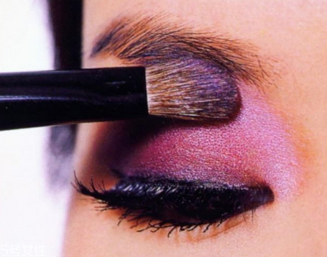 眼影是用什么做的？眼影是什么成分？