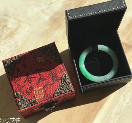 手鐲什么顏色好看？手鐲買哪種顏色好？