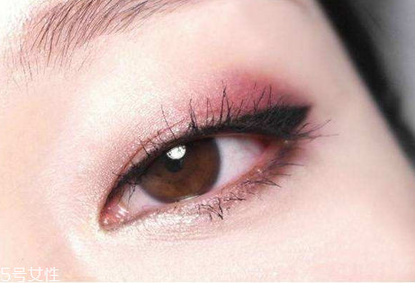 眼影會(huì)暈妝嗎？為什么眼影總是暈妝？