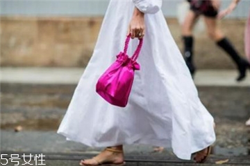 今年流行什么水桶包？水桶包流行什么款式？