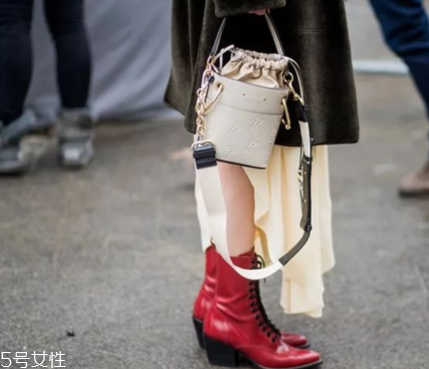 今年流行什么水桶包？水桶包流行什么款式？