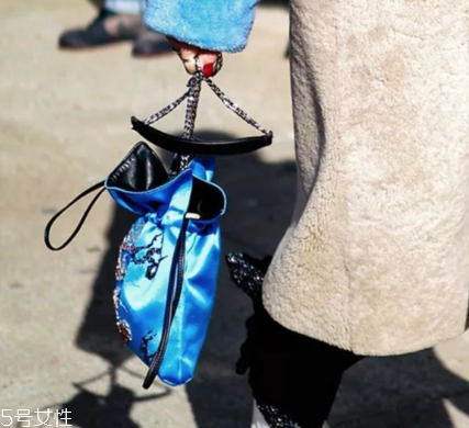 今年流行什么水桶包？水桶包流行什么款式？