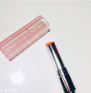 唇膏用完里邊怎么打開？唇膏剩一截怎么挖出來？