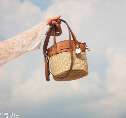 女生夏天背什么包？女生夏季包包搭配圖片