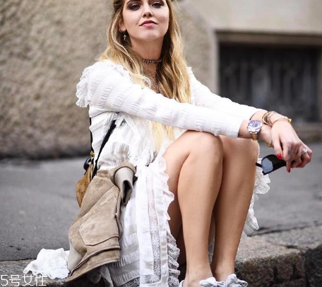 雙肩包配什么衣服好看？雙肩包搭配圖片