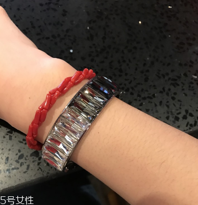 紅珊瑚手鏈真假鑒別 怎樣辨別紅珊瑚手鏈的真假？