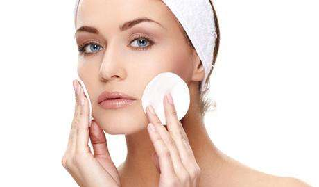 化妝水能涂眼部嗎？眼部可以涂化妝水嗎？