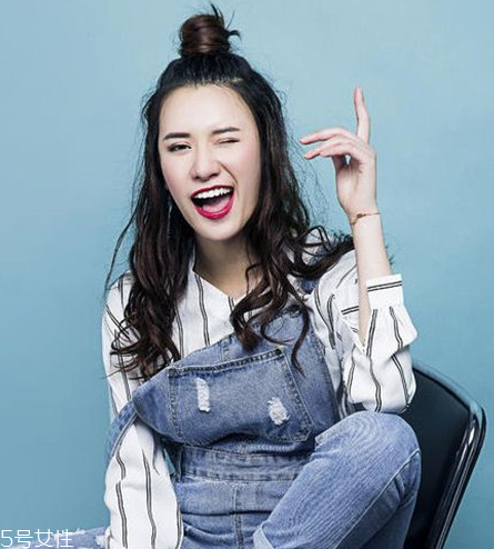 丸子頭怎么扎簡單好看 丸子頭有幾種扎法 丸子頭怎么扎簡單好看 丸子頭有幾種扎法