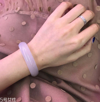 玉髓手鐲什么顏色好？玉髓手鐲顏色推薦