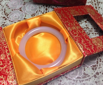 玉髓手鐲什么顏色好？玉髓手鐲顏色推薦