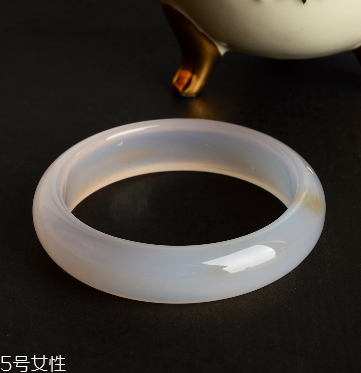 玉髓手鐲戴哪只手？玉髓手鐲戴左手還是右手？