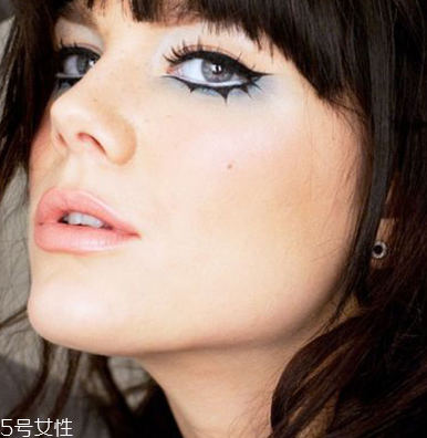 萬圣節(jié)蝙蝠眼妝怎么畫？超簡(jiǎn)單的蝙蝠眼妝畫法