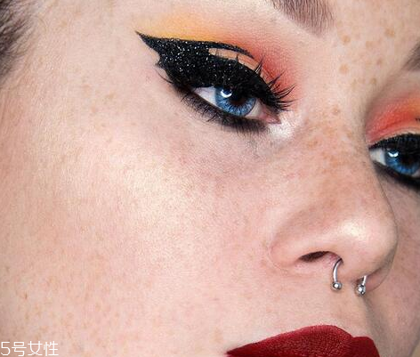 萬圣節(jié)蝙蝠眼妝怎么畫？超簡(jiǎn)單的蝙蝠眼妝畫法