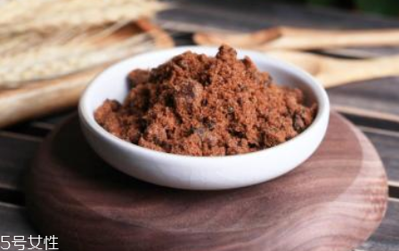 紅糖面膜用什么水稀釋？紅糖面膜用熱水還是冷水泡？