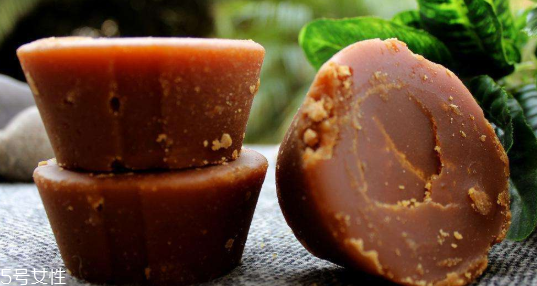 紅糖面膜用什么水稀釋？紅糖面膜用熱水還是冷水泡？