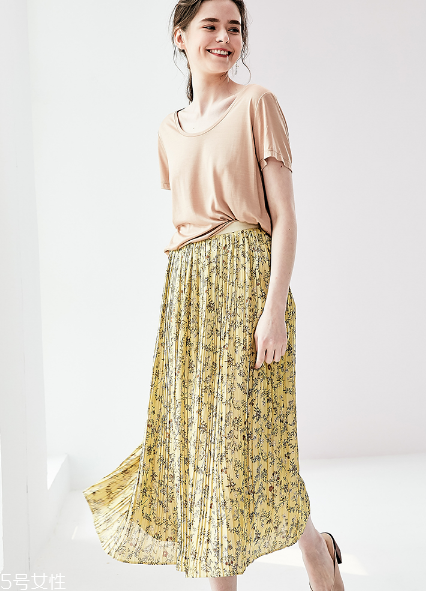 夏天穿碎花衣服好看嗎？碎花衣服搭配圖片